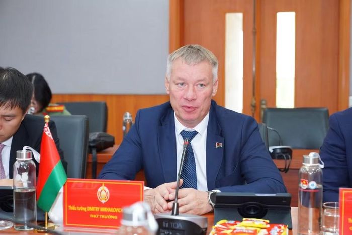 Thiếu tướng Dmitry Mikhailovich Korzyuk, Thứ trưởng Bộ Nội vụ Belarus phát biểu tại buổi làm việc.