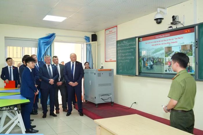 Đoàn đại biểu cấp cao Bộ Nội vụ Belarus thăm quan gian trưng bày các sản phẩm khoa học công nghệ và một số phòng chức năng của Học viện Kỹ thuật và Công nghệ an ninh. Ảnh: Anh Tuấn.