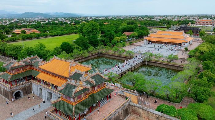 Du khách tham quan Đại Nội Huế.