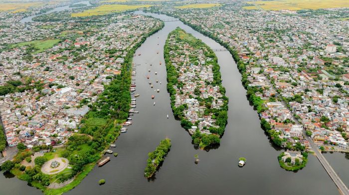 Huế có hệ thống sông nước, có đầm phá Tam Giang - Cầu Hai lớn nhất khu vực Đông Nam Á nhưng chưa khai thác hết các tiềm năng, thế mạnh.
