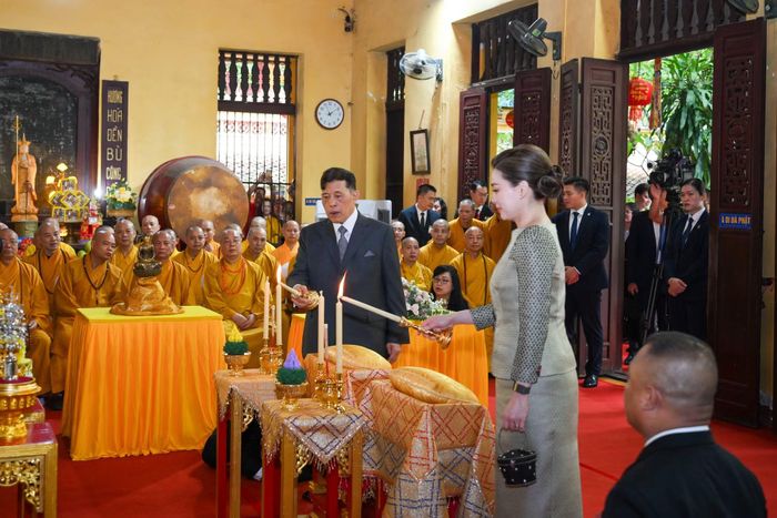 Nhà vua Thái Lan Maha Vajiralongkorn Phra Vajiraklaochaoyuhua và Hoàng hậu Suthida Bajrasudhabimalalakshana thực hiện nghi lễ thắp nến cầu an tại chùa Quán Sứ.