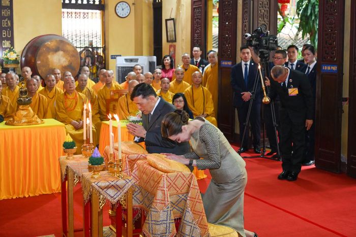 Sau đó, Nhà vua Thái Lan Maha Vajiralongkorn Phra Vajiraklaochaoyuhua và Hoàng hậu Suthida Bajrasudhabimalalakshana đã thực hiện nghi lễ Phật giáo, thành kính dâng hương, dâng hoa và thắp đèn cúng dường Tam bảo.