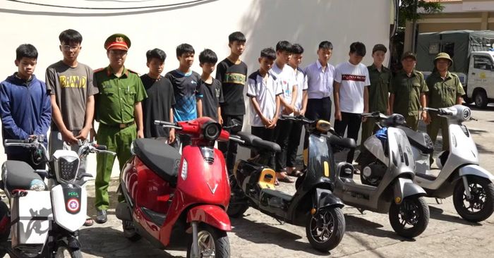 Các đối tượng cùng một số xe tang vật tại cơ quan điều tra.