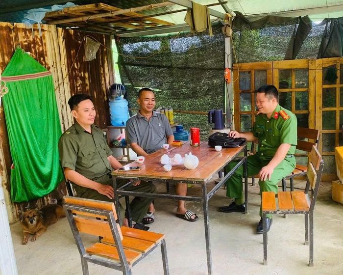 Anh Lộc chia sẻ với cán bộ Công an xã, lực lượng tham gia bảo vệ an ninh, trật tự ở cơ sở về mô hình kinh tế của mình.
