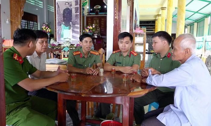 Công an xã Mỹ Hòa Hưng tuyên truyền, phổ biến pháp luật đến người dân.