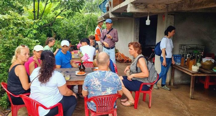 Du khách trải nghiệm sự bình yên trên xã đảo Mỹ Hòa Hưng.