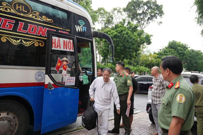 Các công dân Việt Nam bị Hoa Kỳ trục xuất được đưa về TP Hồ Chí Minh để tiếp tục hoàn tất các thủ tục tiếp nhận.