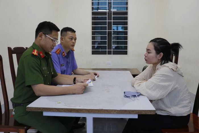 Cơ quan chức năng lấy lời khai của đối tượng Võ Thị Ngân.