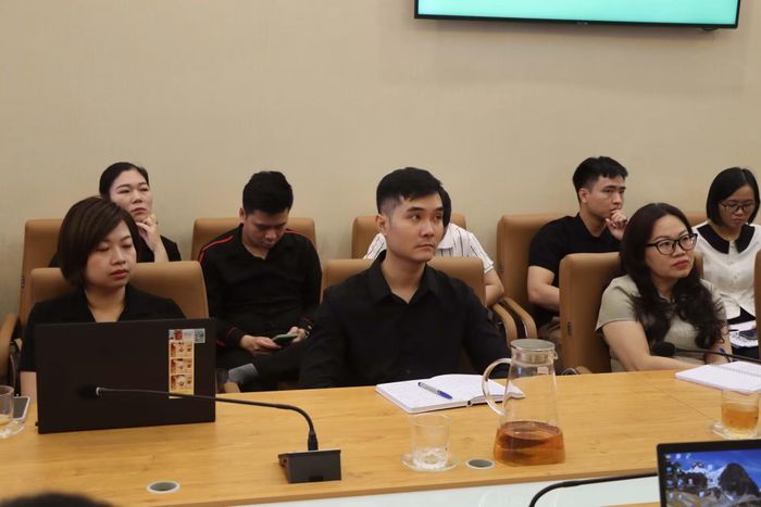 Các đại biểu lắng nghe nội dung hướng dẫn về công tác phòng, chống rửa tiền.