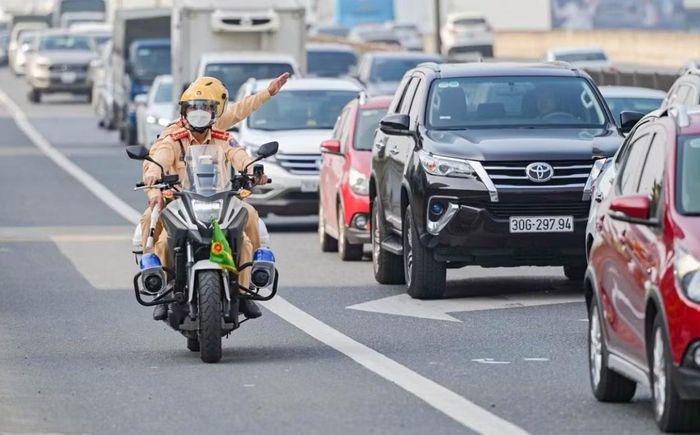 Giờ cao điểm, ngày cao điểm, lưu lượng phương tiện trên cầu Thanh Trì và tuyến vành đai 3 trên cao gấp gần 8,1 lần lưu lượng thiết kế.