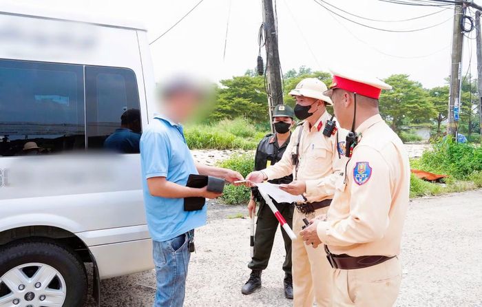 CSGT kiểm tra các phương tiện kinh doanh vận tải hành khách.