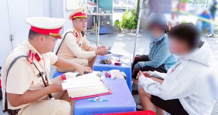 CSGT lập biên bản xử lý các trường hợp vi phạm.