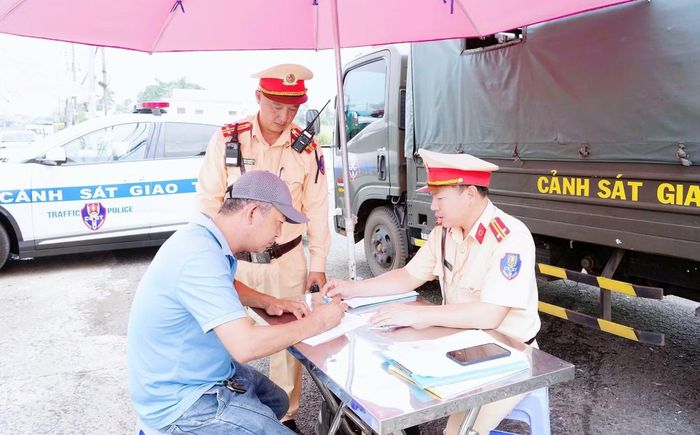 CSGT tuyên truyền, tổ chức cho các tài xế ký cam kết bảo đảm TTATGT đường bộ.