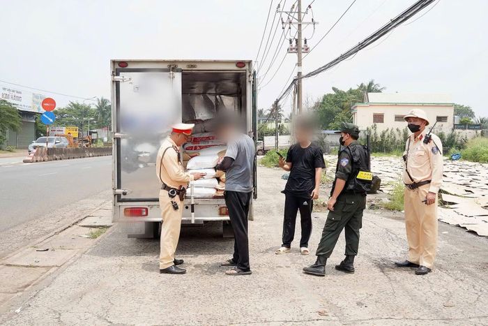 CSGT kiểm tra phương tiện vận chuyển hàng hoá.