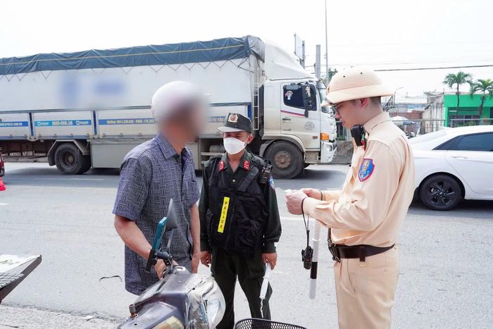 Kiểm tra, tuyên truyền, nhắc nhở người dân chấp hành Luật TTATGT đường bộ.