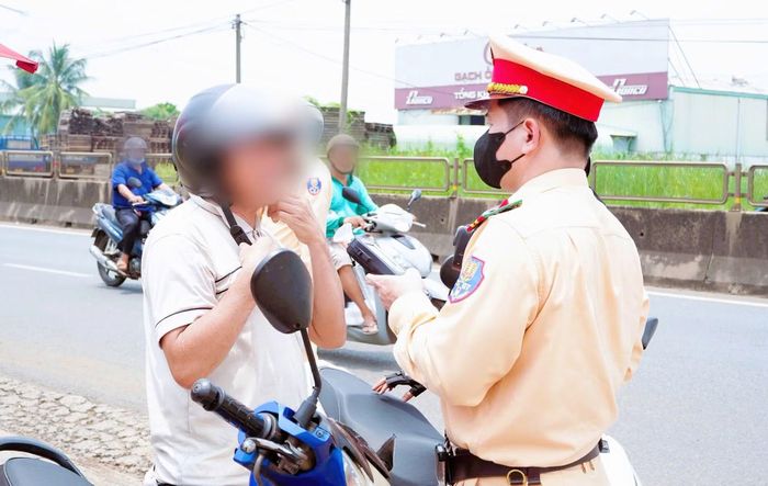 Kiểm tra nồng độ cồn đối với người điều khiển phương tiện tham gia giao thông.