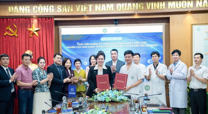 Bệnh viện Bạch Mai và Hệ thống Y tế Trị liệu tế bào Mescells ký kết hợp tác nghiên cứu ứng dụng tế bào gốc trung mô vào điều trị lâm sàng.