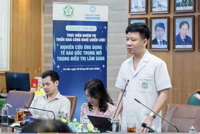 Phó Giám đốc Bệnh viện Bạch Mai Nguyễn Tuấn Tùng phát biểu tại lễ ký kết.