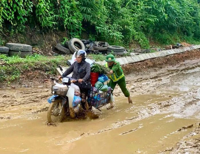 Lực lượng Công an bám sát địa bàn, kịp thời hỗ trợ người dân ứng phó với thiên tai.