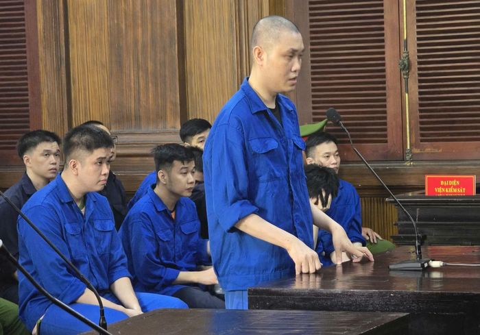 Một bị cáo đang trả lời thẩm vấn của HĐXX.