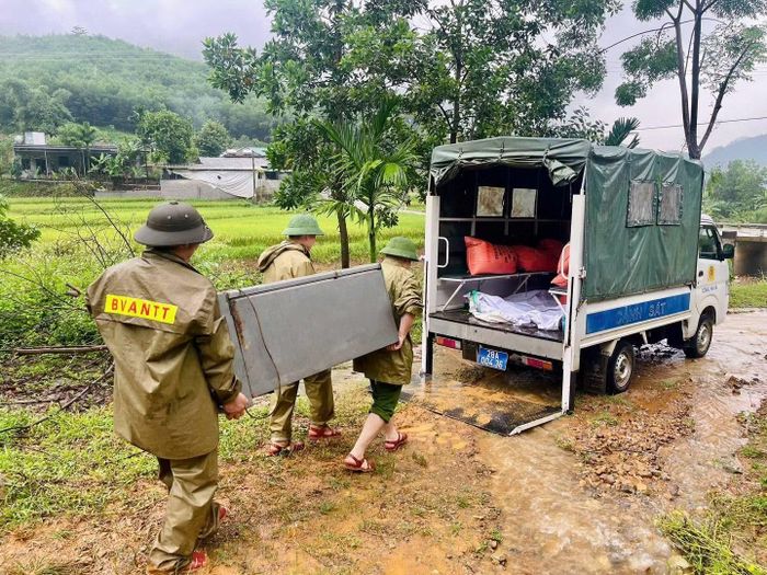 Công an xã Hợp Kim di dời tài sản ra khỏi khu vực có nguy cơ sạt lở.