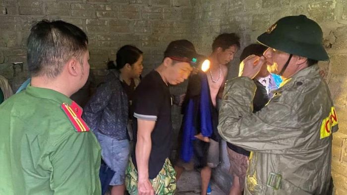 Quá trình cứu hộ, các lực lượng đã triển khai khẩn trương, thận trọng, đưa 3 công dân ra ngoài an toàn.