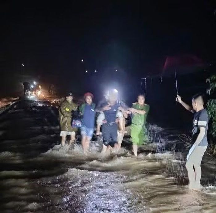 Công an xã Mường Động đưa người bệnh đến cơ sở y tế an toàn.