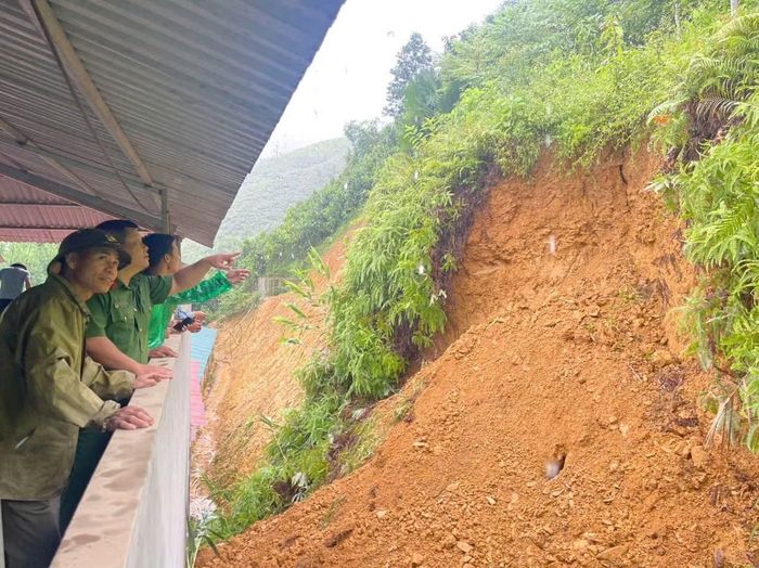 Khu vực xảy ra sạt lở đất phía sau nhà của gia đình ông H.V.A.
