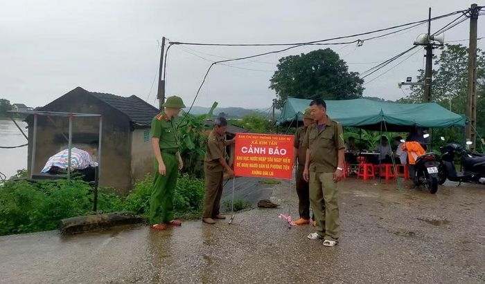 Công an các đơn vị trên địa bàn tỉnh Thanh Hoá ứng trực 100% quân số, sẵn sàng hỗ trợ nhân dân khi cần thiết.