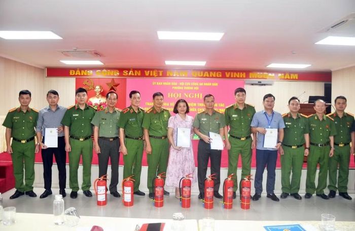 Cục Cảnh sát PCCC và CNCH trao tặng phường Dương Nội 40 bình chữa cháy cùng một số thiết bị báo cháy.