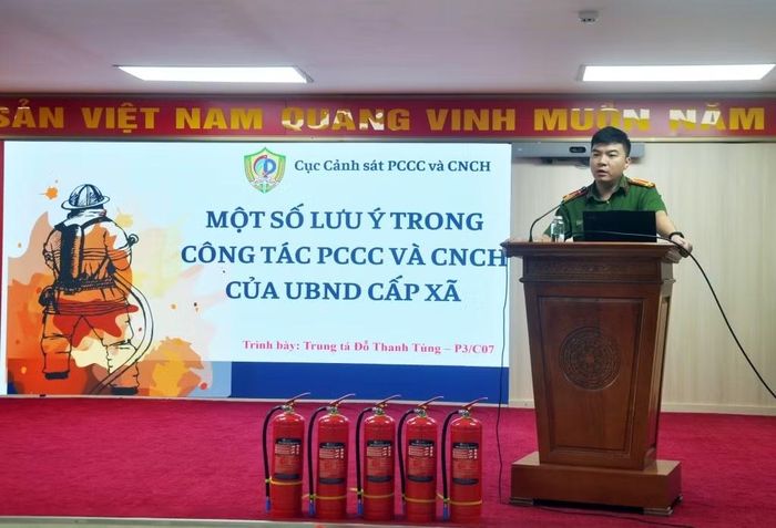 Trung tá Đỗ Thanh Tùng chia sẻ nhiều kinh nghiệm thực tiễn về quản lý nhà nước đối với công tác PCCC và CNCH ở cấp cơ sở.
