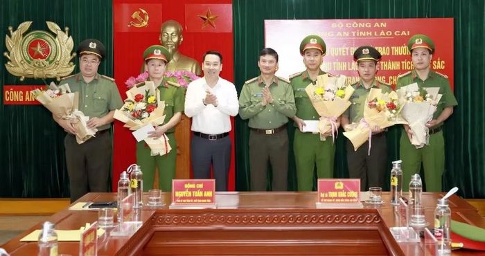 Đồng chí Nguyễn Tuấn Anh, Phó Bí thư Tỉnh ủy, Chủ tịch UBND tỉnh trao thưởng nóng cho Ban chuyên án về thành tích xuất sắc trong công tác đấu tranh phòng chống tội phạm.