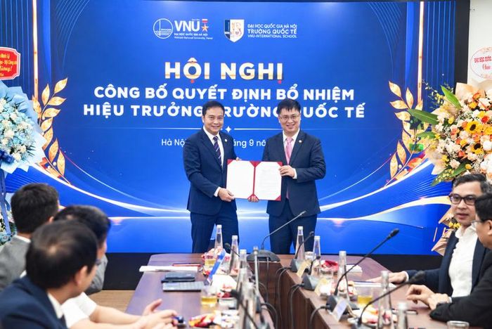 Phó Giám đốc Đại học Quốc gia Hà Nội Đào Thanh Trường trao quyết định bổ nhiệm cho PGS.TS. Nguyễn Anh Tuấn. Ảnh: Trường Quốc tế