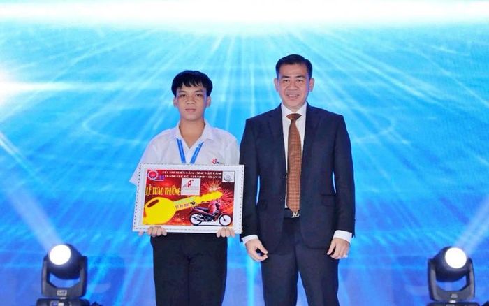 PGS.TS. Phan Hồng Hải, Hiệu trưởng Trường Đại học Công nghiệp Thành phố Hồ Chí Minh trao phần thưởng cho sinh viên Hồ Thanh Sơn.