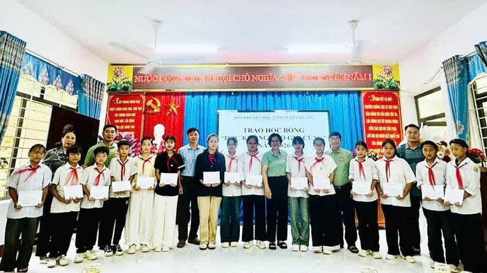 Hội Khuyến học tỉnh Tuyên Quang trao bổng học bổng "Học không bao giờ cùng" cho học sinh tại 3 xã Minh Ngọc, Yên Cường, Bắc Mê.