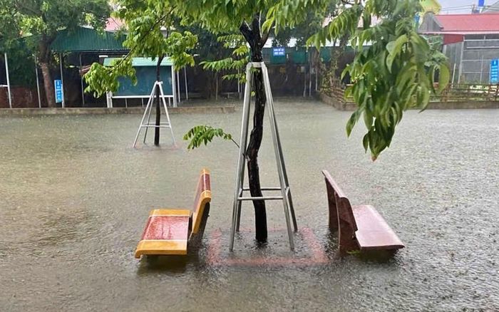 Mưa lớn làm ngập sân Trương tiểu học Nghi Sơn, phường Nghi Sơn, tỉnh Thanh Hóa. Ảnh: Hà Đồng