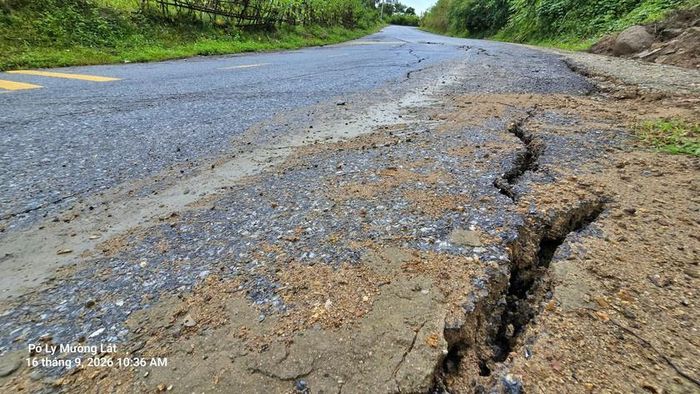 Vết nứt lớn trên quốc lộ 15C, đoạn qua xã vùng cao Pù Nhi, tỉnh Thanh Hóa. Ảnh: Hà Đồng