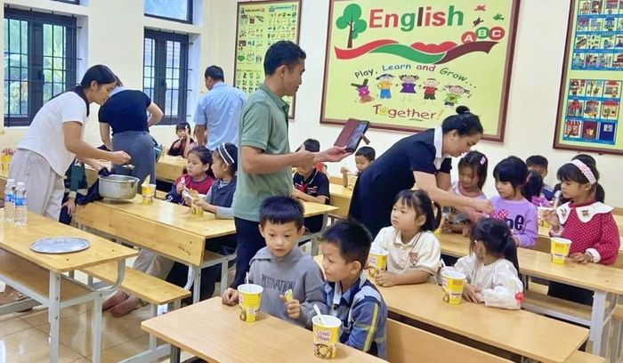 Học sinh Trường tiểu học và THCS Yên Thắng, xã vùng cao Yên Thắng, tỉnh Thanh Hóa ăn mì tôm tại trường trưa 16/9. Ảnh: Hà Đồng