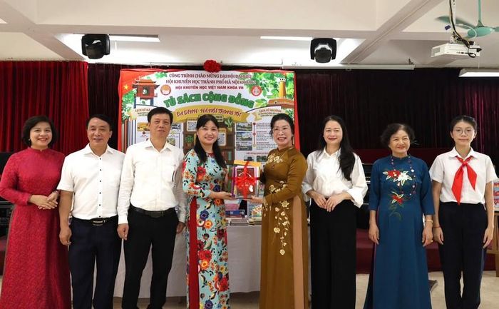 Lãnh đạo Hội Khuyến học Thành phố Hà Nội trao tặng sách cho tủ sách "Ba Đình - Hà Nội trong trái tim tôi".