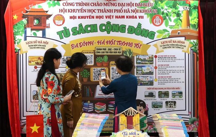 Các đại biểu sử dụng mã QR để tra cứu tài liệu.