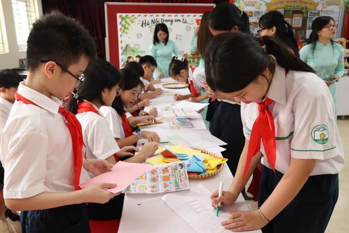 Học sinh Trường Trung học Cơ sở Ba Đình hào hứng tham gia trang trí tủ sách "Ba Đình - Hà Nội trong trái tim tôi".