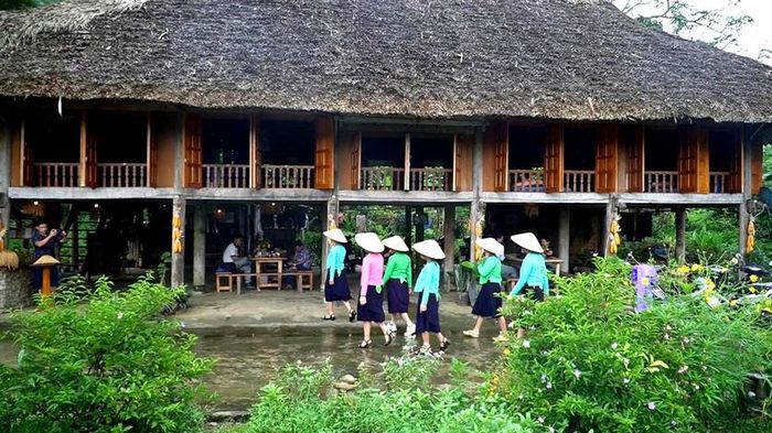 Những nếp nhà sàn được gìn giữ, trang trí để đón khách du lịch. Ảnh: Hoàng Hữu
