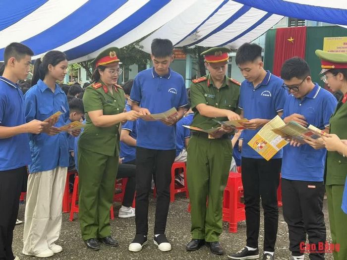Học sinh Trường THPT Bế Văn Đàn được cán bộ Công an tỉnh tuyên truyền sống và học tập theo pháp luật, tham gia giao thông an toàn, văn minh.