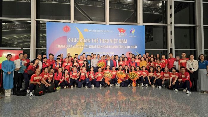 Toàn đoàn lên đường với quyết tâm cao nhất.