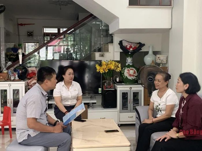 Cán bộ Bảo hiểm xã hội tỉnh phối hợp với Bưu điện tỉnh tuyên truyền, vận động người dân phường Thục Phán nhận lương hưu hằng tháng qua tài khoản.