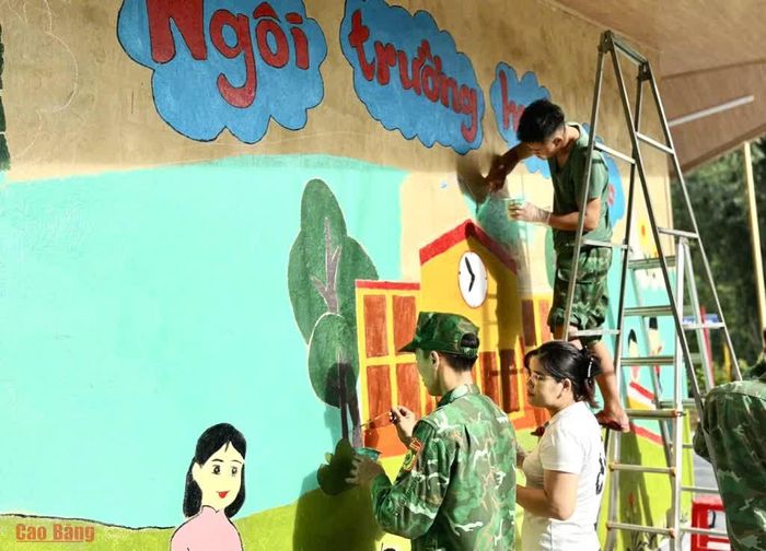 Cán bộ, chiến sĩ Bộ đội Biên phòng cùng giáo viên trang trí, hoàn thiện khuôn viên Điểm trường Mầm non Cốc Pàng, xã Cốc Pàng, góp phần đưa công trình về đích đúng tiến độ, kịp đón trẻ bước vào năm học 2026 - 2027.