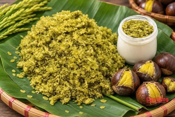 Cốm có thể thưởng thức cùng sữa chua, hạt dẻ hoặc dùng để chế biến thành nhiều món ăn.