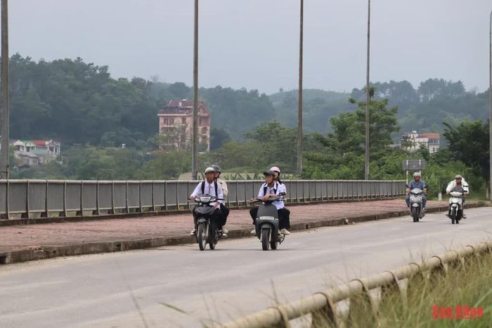 Dàn hàng khi di chuyển, điều khiển xe bằng một tay - những hình ảnh vẫn bắt gặp trên đường đến trường.