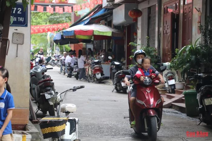 Chủ quan khi chở trẻ ngồi phía trước xe máy, một hành vi tiềm ẩn nguy cơ mất an toàn giao thông.