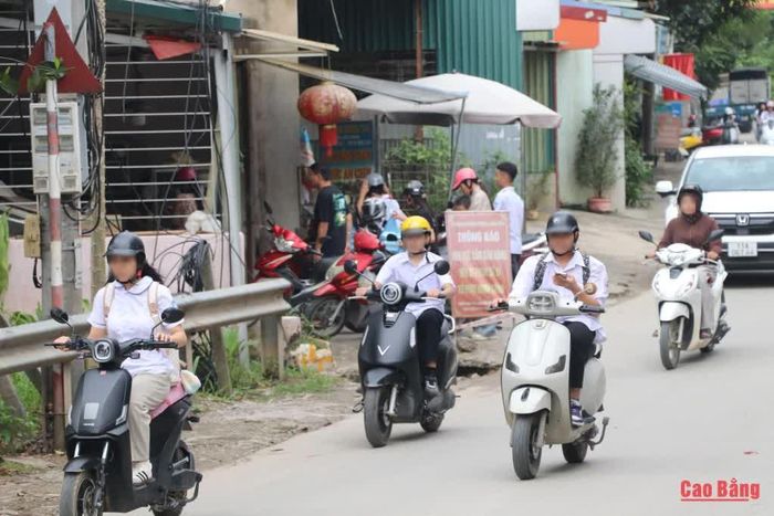 Vừa điều khiển phương tiện vừa sử dụng điện thoại khiến học sinh mất tập trung, khó xử lý kịp thời các tình huống phát sinh trên đường.